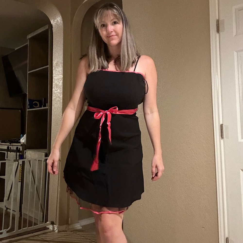 Black size M dress with pink accents.